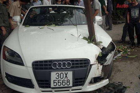 Chiếc Audi TT có gia shown 2 tỷ đồng này gặp nạn ở thành phố Vinh, Nghệ An vào những ngày cuối cùng của năm 2012.